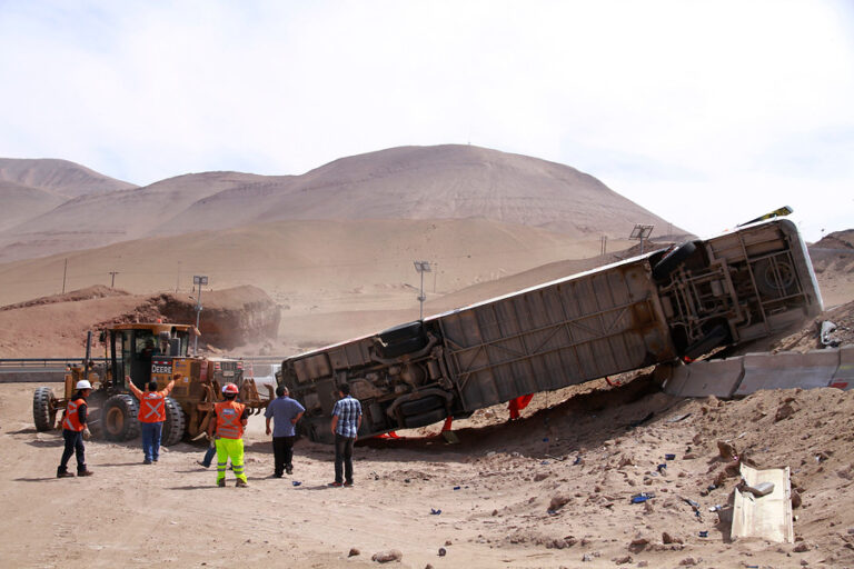 Al menos 20 muertos en el norte de Perú luego que bus cayera a un precipicio