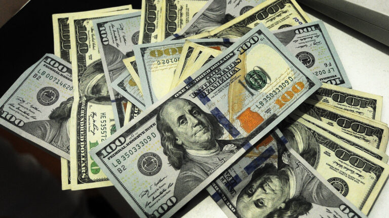 La victoria de Javier Milei y su eventual dolarización ponen en duda el futuro del peso argentino