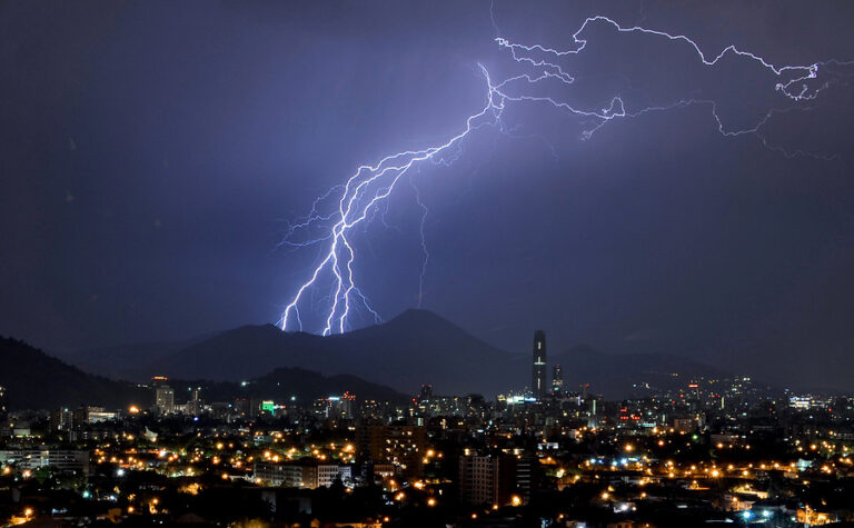 Por pronóstico de tormentas eléctricas: Amplían Alerta Temprana Preventiva en 10 comunas de la RM