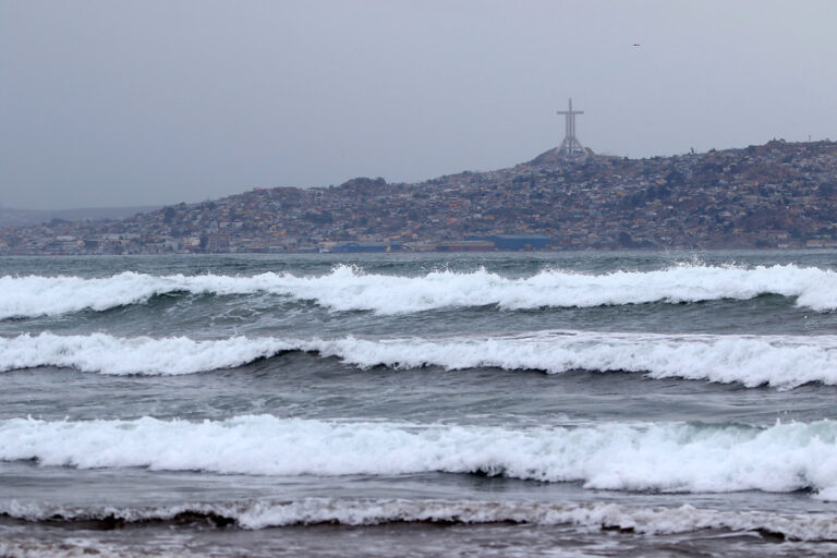 Autoridades continúan con la búsqueda de menor que cayó al mar en Coquimbo