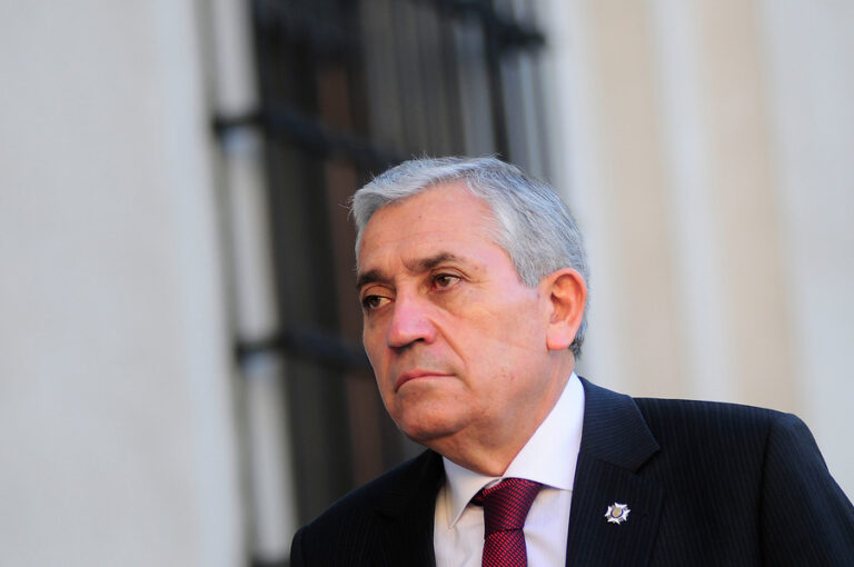 Exdirector de la PDI Héctor Espinosa ingresa a prisión preventiva tras condena unánime por malversación de fondos públicos