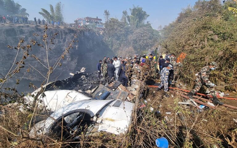 Más de 65 personas murieron tras accidente aéreo en Nepal: Todavía hay desaparecidos