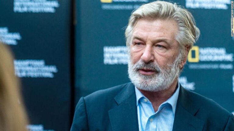 Rebajan cargos de homicidio involuntario contra Alec Baldwin en el caso 