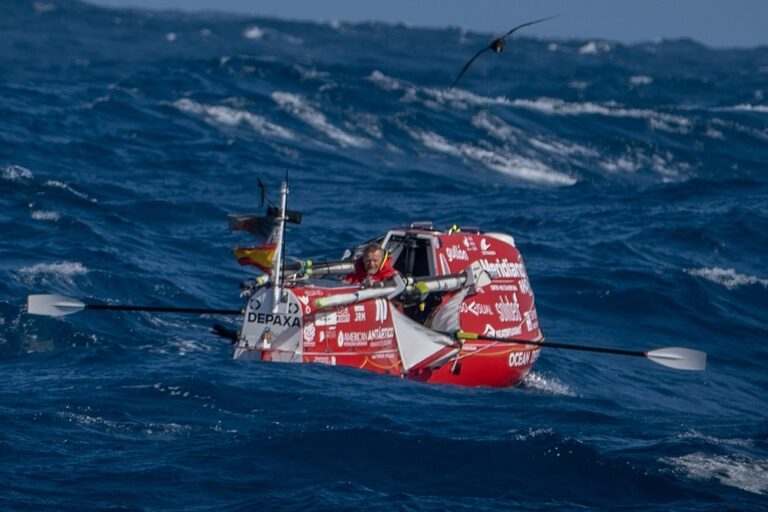 Español rema en solitario desde Puerto Williams para llegar a la Antártica: Ya superó la mitad del trayecto