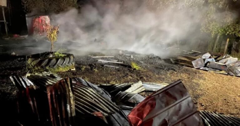 Casa deshabitada fue destruida tras ataque incendiario en La Araucanía: Había una pancarta alusiva a la causa mapuche