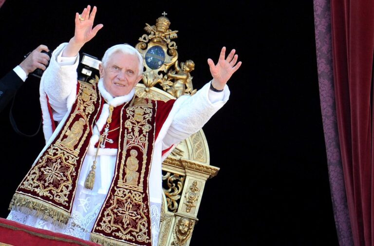 Con casulla pontificia y sin palio: Revelan primeras imágenes de los restos de Benedicto XVI en el Vaticano