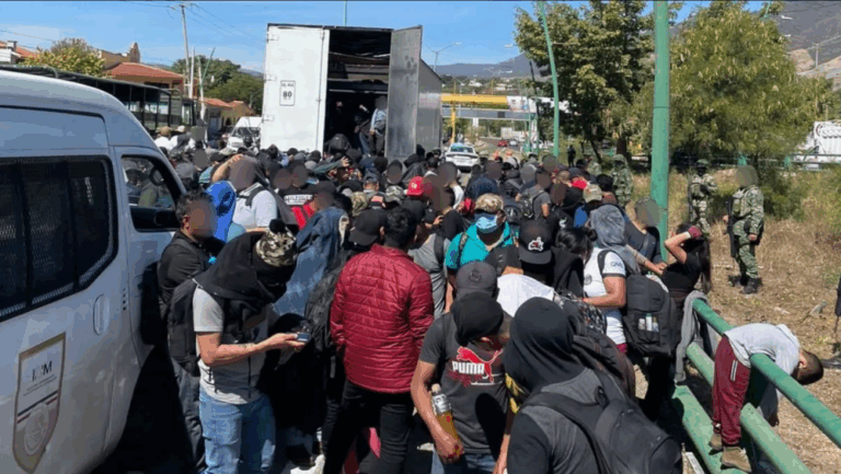 Encuentran a 269 migrantes hacinados en un tráiler en México