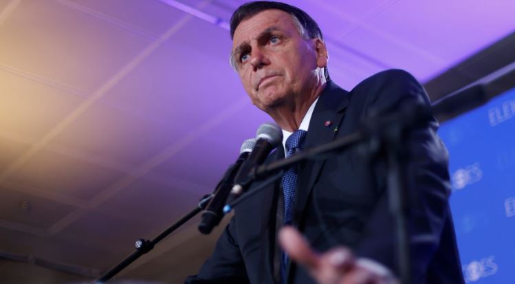 Hospitalizan a Bolsonaro por 