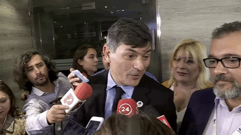 Parisi responde a la prensa sobre problemas para entrar a Chile: 