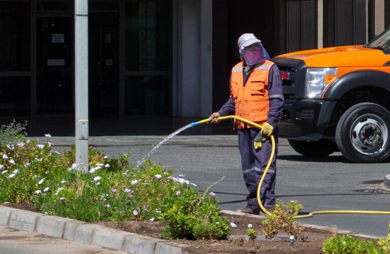 Maipú aprueba ordenanza que establece horarios de riego y prohibición de vertimiento de agua en veredas