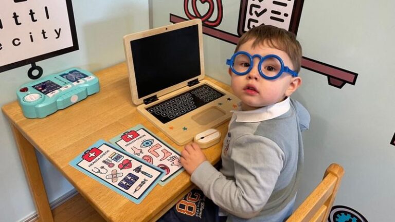 Conoce a Teddy, el niño que aprendió a leer por sí mismo a los 2 años