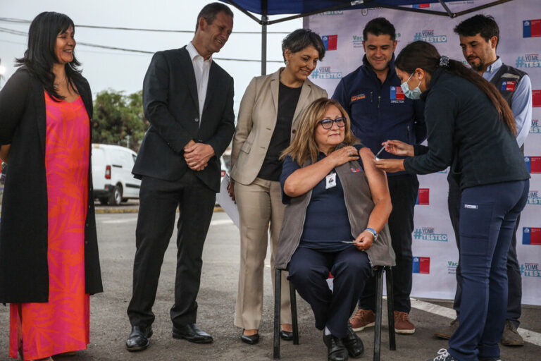 Ministros encabezan campaña de vacunación para trabajadores del transporte público