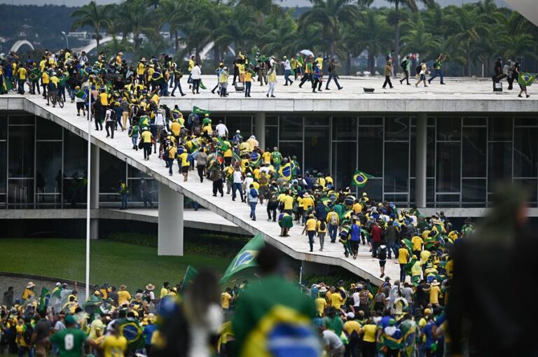 Tras invasión a poderes del Estado: Violentas protestas en Brasilia dejan más de 1.500 detenidos