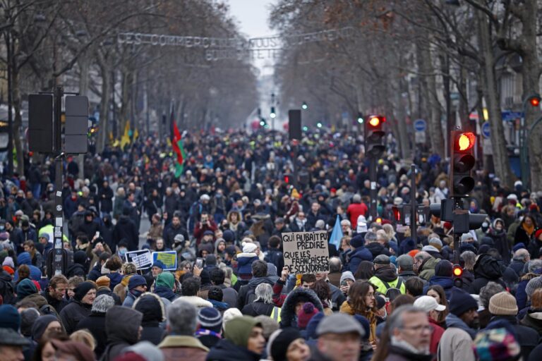 Cientos de franceses se movilizaron contra la reforma de pensiones impulsada por Macron