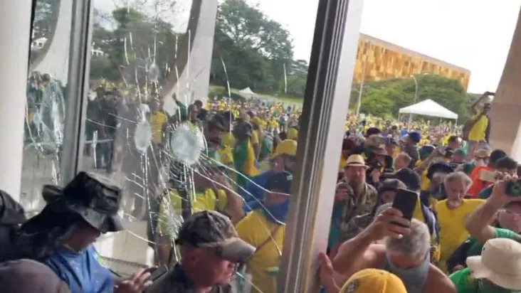 Video capta el momento en que manifestantes bolsonaristas invaden el Tribunal Federal de Brasil