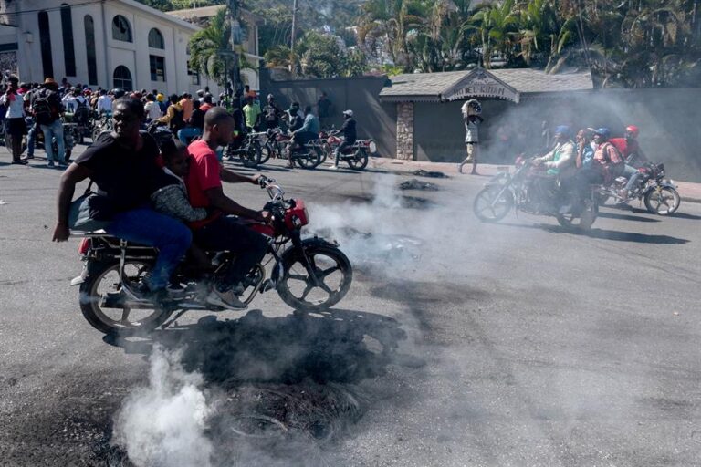 Protestas por muertes de policías en Haití llegan al aeropuerto y a la residencia del primer ministro
