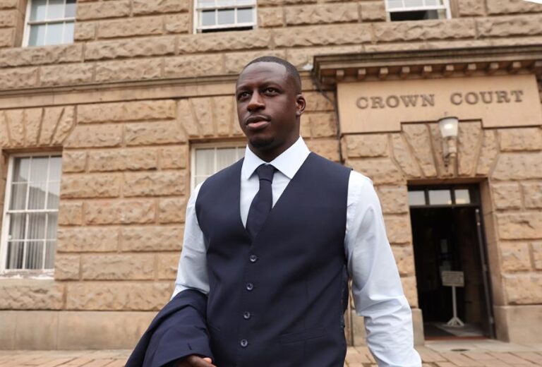 El jugador del Manchester City Benjamin Mendy fue declarado inocente en seis cargos por violación