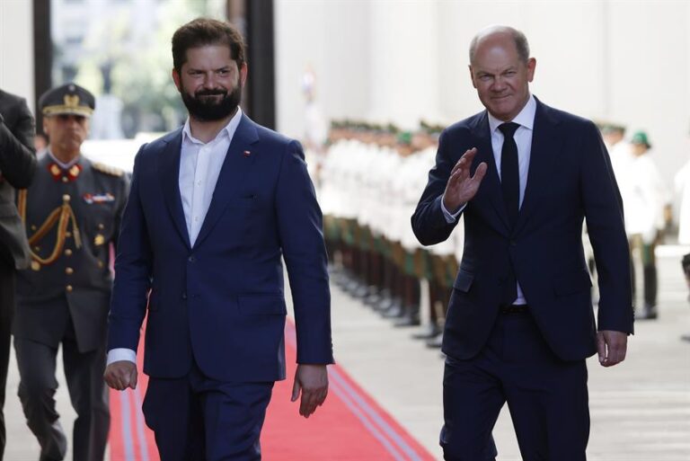 Olaf Scholz inicia su visita a Chile recorriendo con Boric el Museo de la Memoria