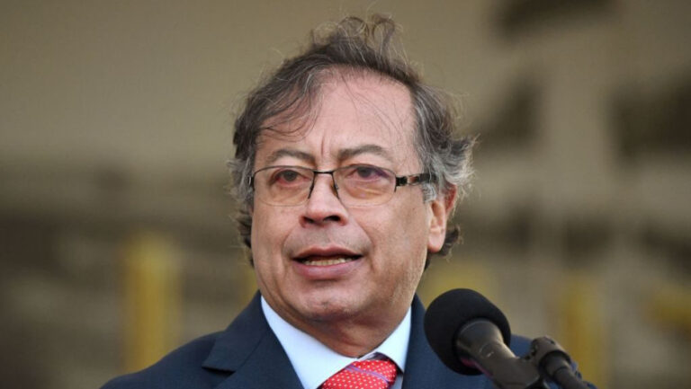 Petro anuncia acuerdo de cese al fuego con el ELN y otros grupos armados en Colombia