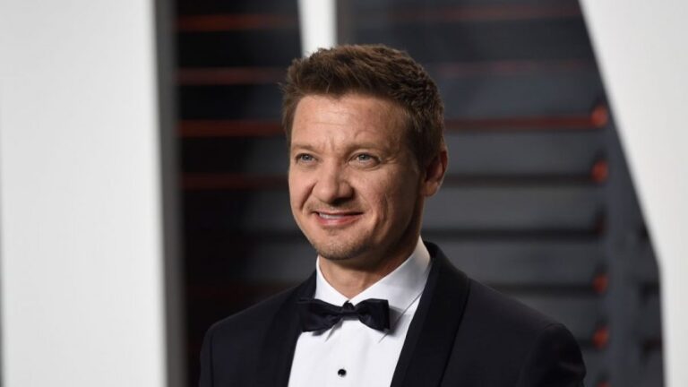Jeremy Renner fue sometido a dos cirugías tras accidente: Sigue en cuidados intensivos