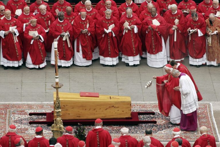 El papa Francisco presidió el funeral de su predecesor Benedicto XVI en una prestigiosa ceremonia en el Vaticano
