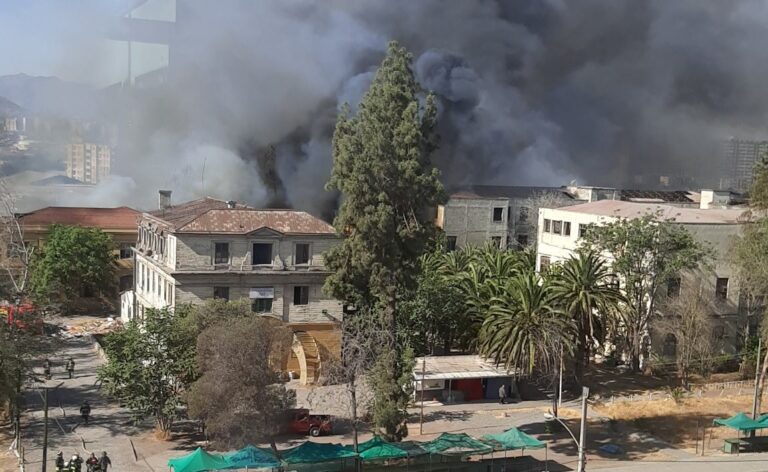 Incendio afecta antiguo sector de maternidad del Hospital Barros Luco: Columna de humo es percibida en distintos puntos