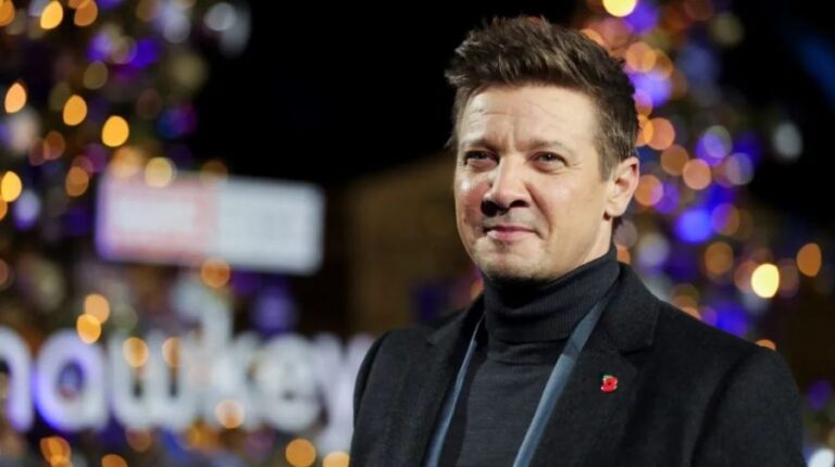 Jeremy Renner sale del hospital y vuelve a casa después del grave accidente con un quitanieves