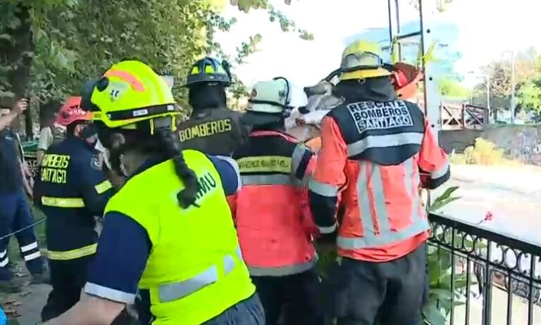 Bomberos rescató a hombre que cayó a la ribera del Río Mapocho: Habría sido asaltado y lanzado