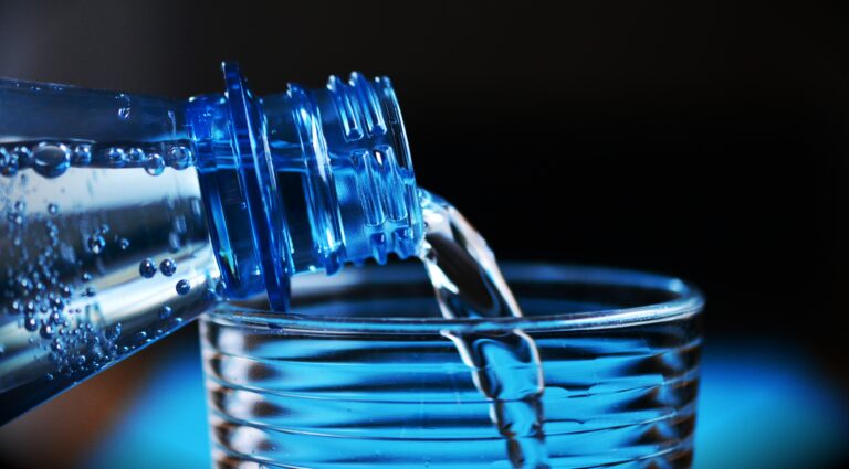 ¿Beber agua nos hace vivir más? Estudio encuentra vínculo entre la hidratación y el envejecimiento