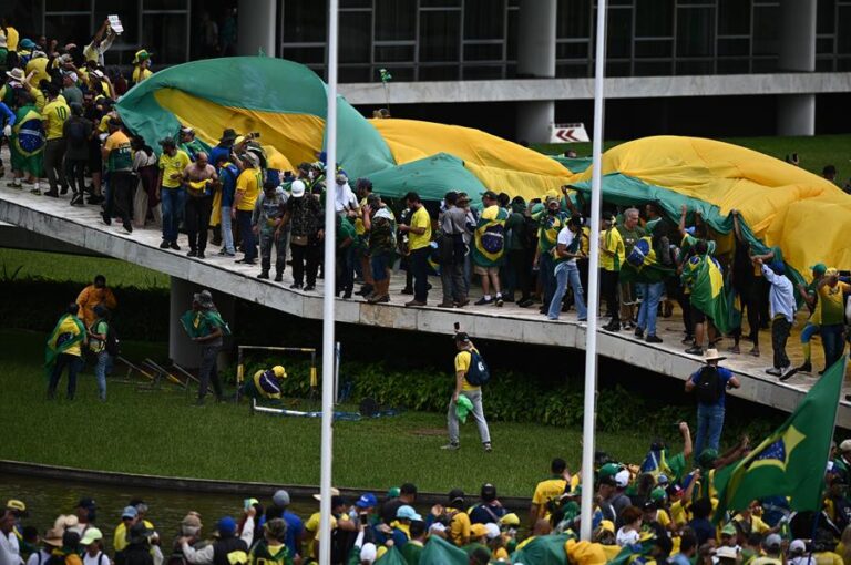 Funcionarios del Palacio de Planalto en Brasil esperan que la Fuerza Aérea los evacúe del edificio