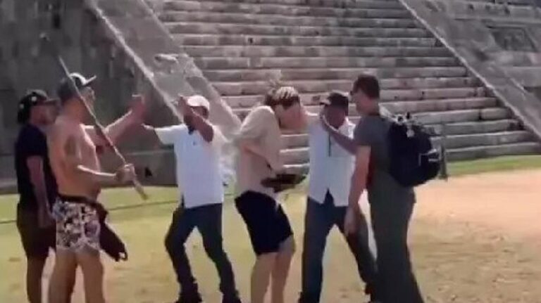 Agreden con palos a turista polaco que subió al Castillo de Chichén Itzá en México