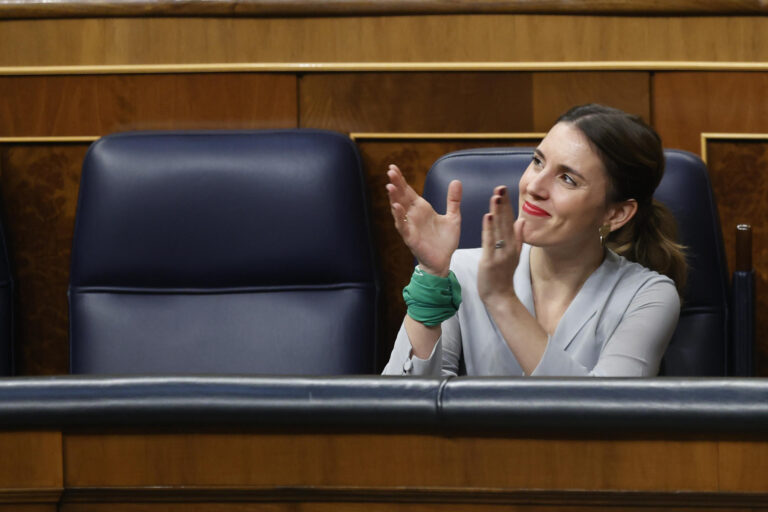 España aprueba el aborto y el cambio de sexo sin trabas desde los 16 años