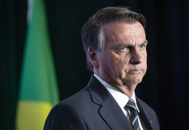 Bolsonaro asegura que regresará a Brasil 