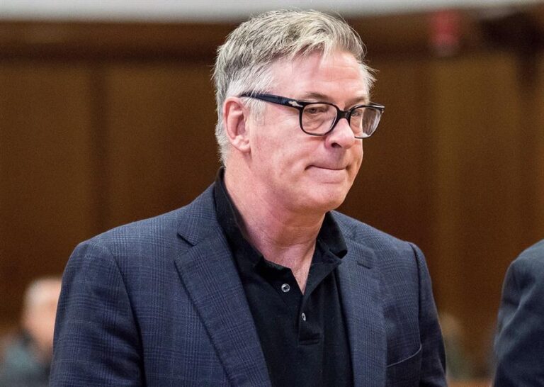 Familia de la directora de fotografía muerta en rodaje de “Rust” demanda a Alec Baldwin por negligencia