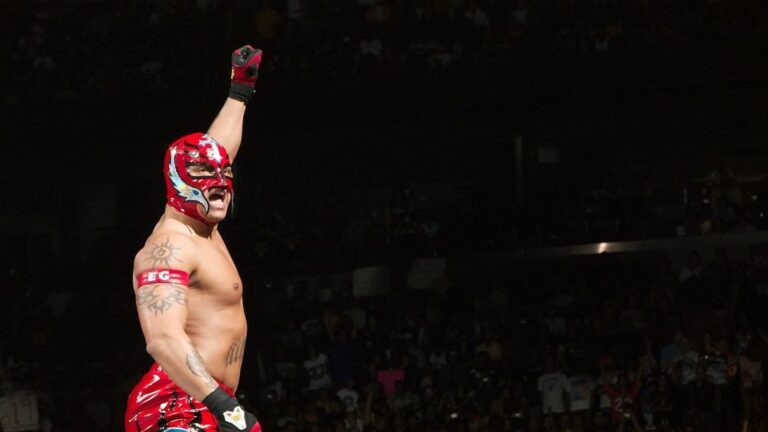 Rey Mysterio se niega a dar autógrafos a fans: 