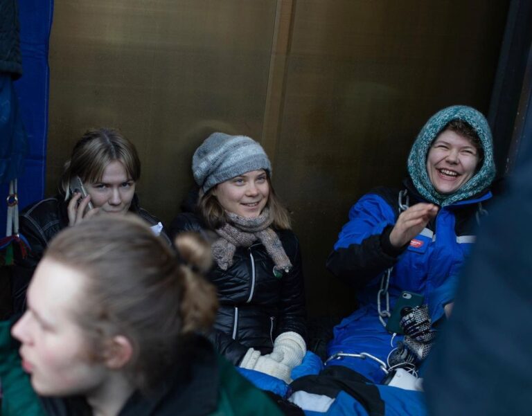 Greta Thunberg y activistas bloquean accesos a oficinas del Ministerio de Energía noruego por construcción de parque eólico