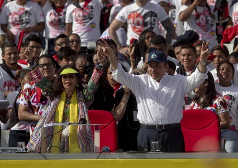Presidente de Nicaragua pide reformar la Constitución para nombrar a su esposa 