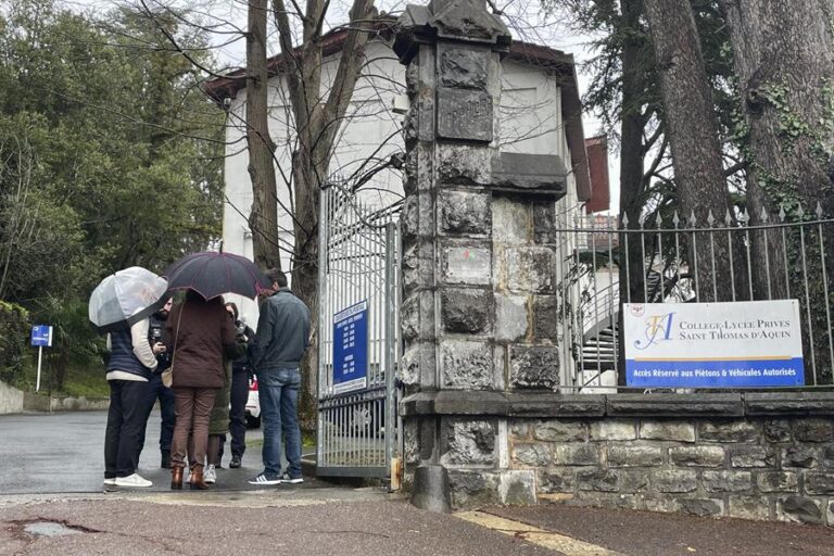 Francia: Alumno mata a su profesora de una puñalada en plena clase