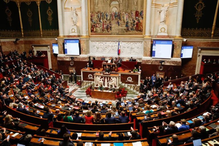 Suspenden a diputado francés por publicar una foto como 