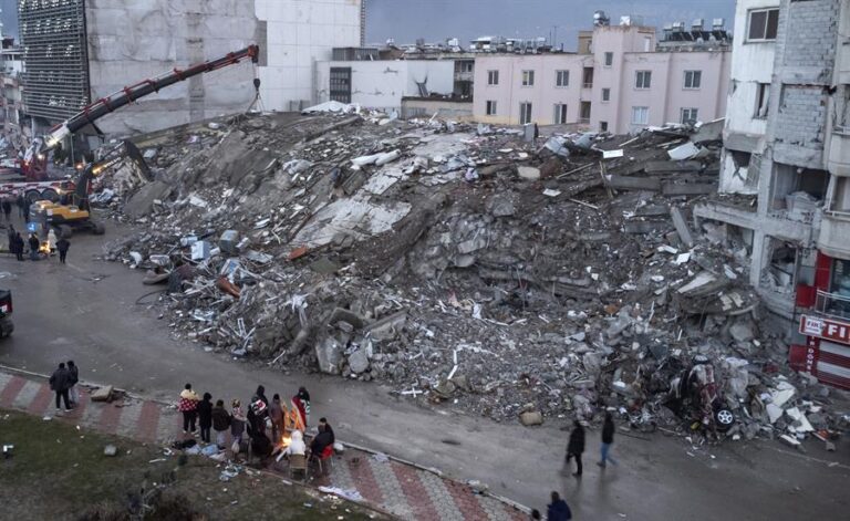 Ataque aéreo israelí en la ciudad siria de Alepo ha dejado al menos 38 personas fallecidas
