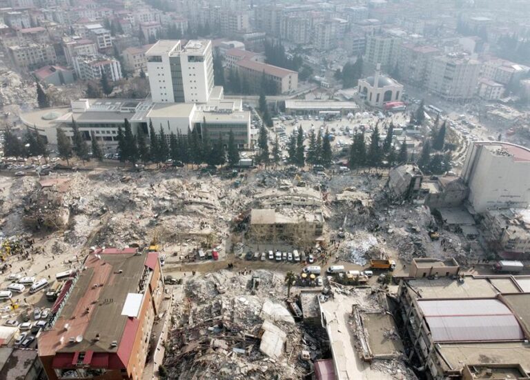 Turquía y Siria suman más de 21.700 muertos: Contemplan suspender las labores de rescate