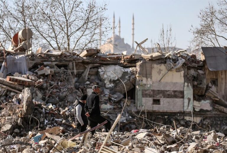Turquía: Rescatan a familia que pasó 296 horas bajo los escombros, pero el niño se murió poco después