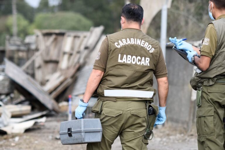 Encuentran cadáver de un hombre envuelto en una malla en canal de regadío en Batuco