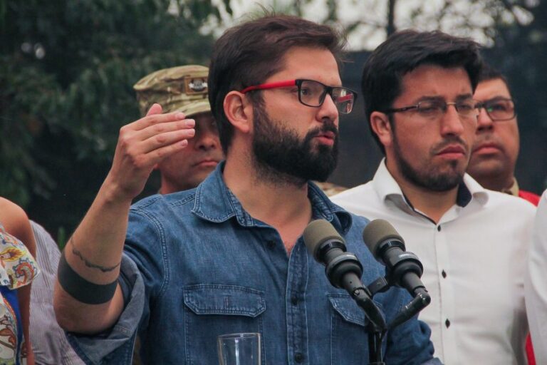Presidente Boric confirma que Argentina enviará ayuda para combatir incendios forestales