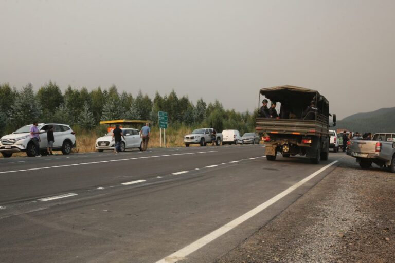 Suspenden el tránsito en la Ruta de la Madera para facilitar la evacuación en Coronel