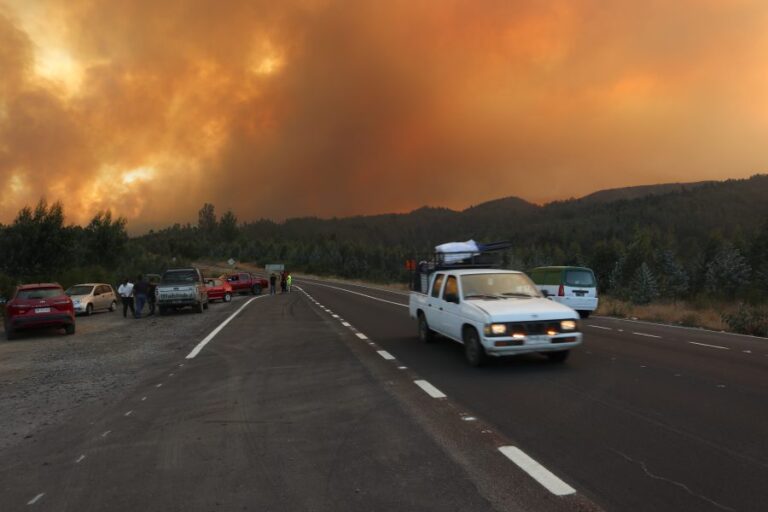 Ordenan evacuar tres sectores en Coronel debido al rápido avance de incendio forestal