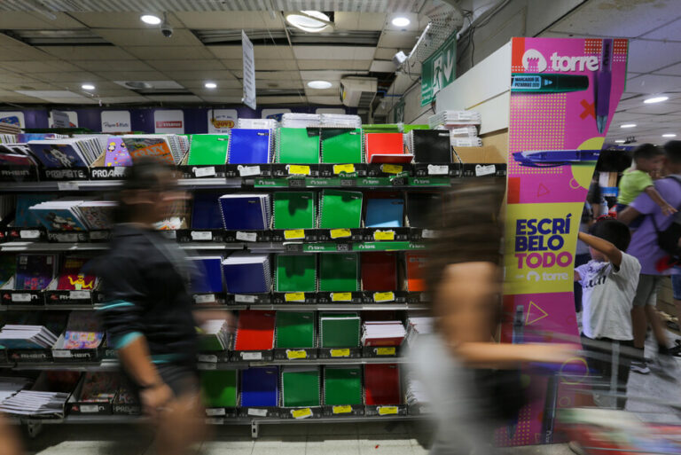 Sernac: Familias gastarán en promedio $209 mil en útiles, uniformes y textos escolares