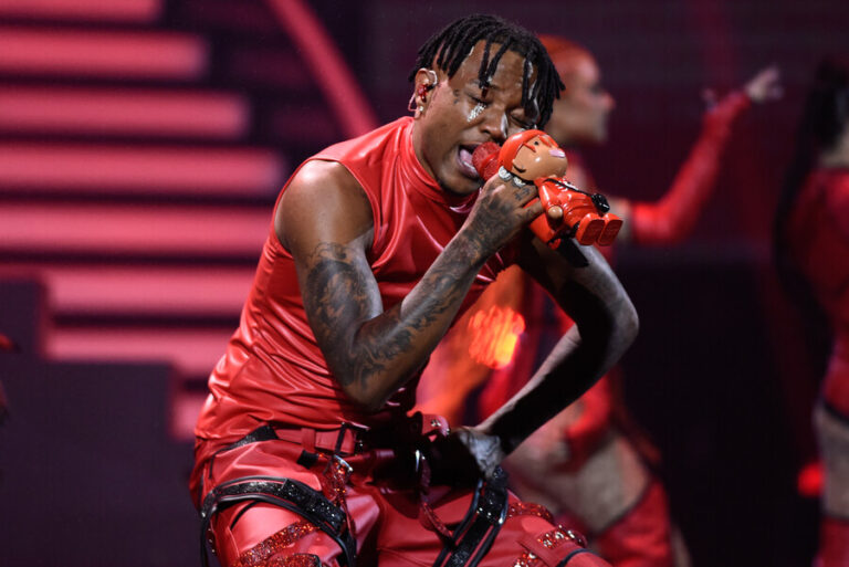 Polimá Westcoast incluyó emotivo discurso de Víctor Jara en su presentación en Viña 2023