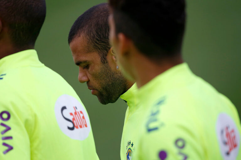 Compañero de Dani Alves en la cárcel dio detalles de su nueva vida y afirmó que el futbolista niega abusos