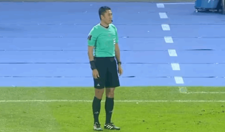 Debuta la nueva modalidad del VAR: Árbitro explicó su decisión al público en el Mundial de Clubes